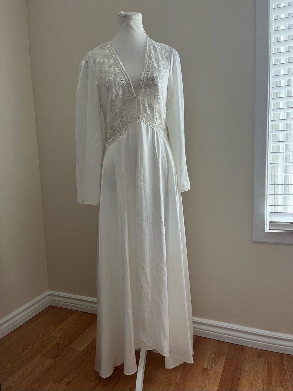 Elegant White Lace-Trim Long Sleeve Maxi Dress